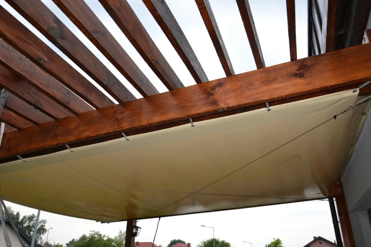 Jak zrobić dach z plandeki - proste kroki do trwałego zadaszenia
