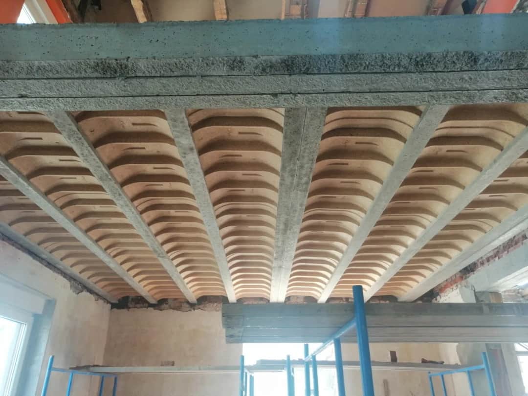 Strop drewniany czy betonowy: które rozwiązanie jest lepsze dla Twojego domu?