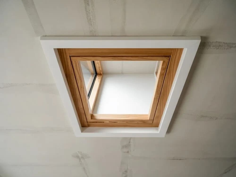 Jak zamaskować właz na strych? 5 prostych i kreatywnych sposobów