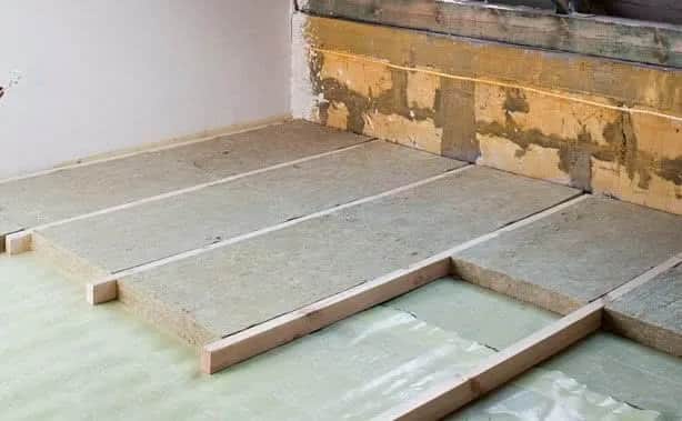 Jak zrobić podłogę na starym strychu – uniknij kosztownych błędów i zyskaj styl.