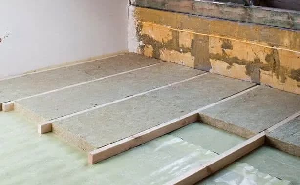 Jak zrobić podłogę na starym strychu – uniknij kosztownych błędów i zyskaj styl.