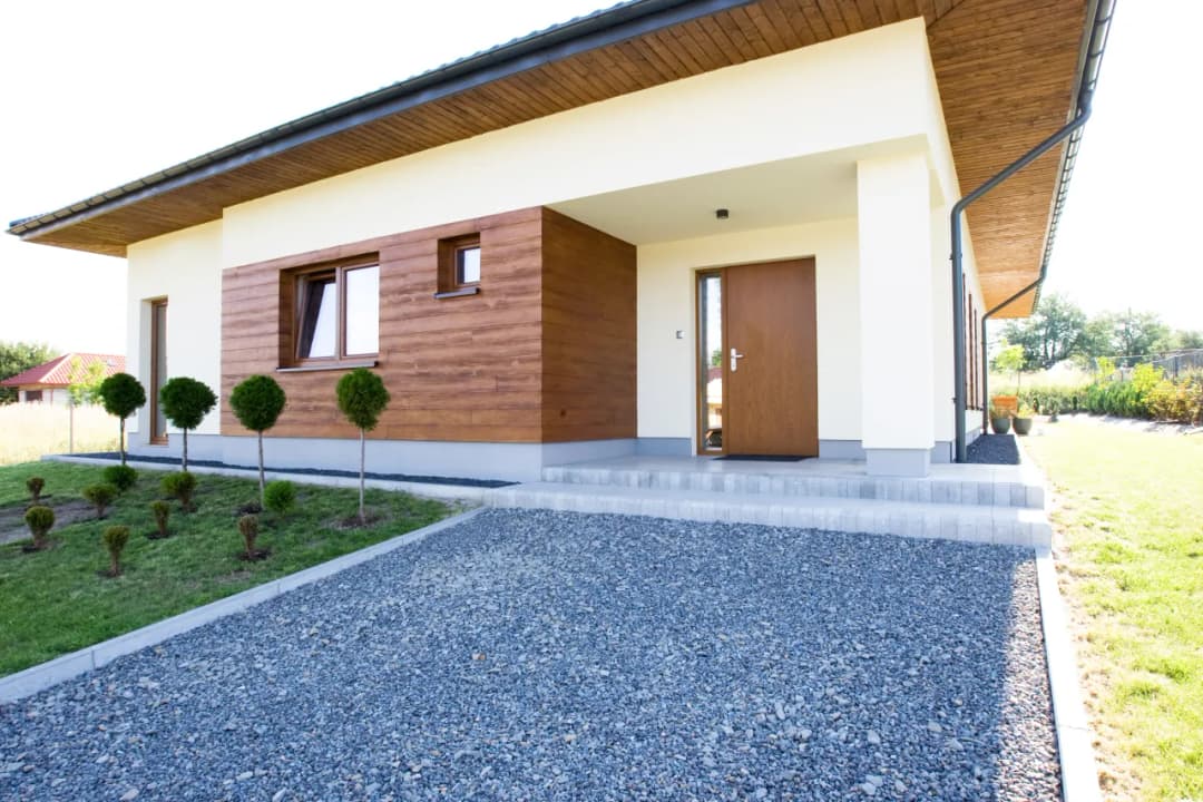 Tynk czy farba na elewację? Porównanie zalet, wad i kosztów rozwiązania