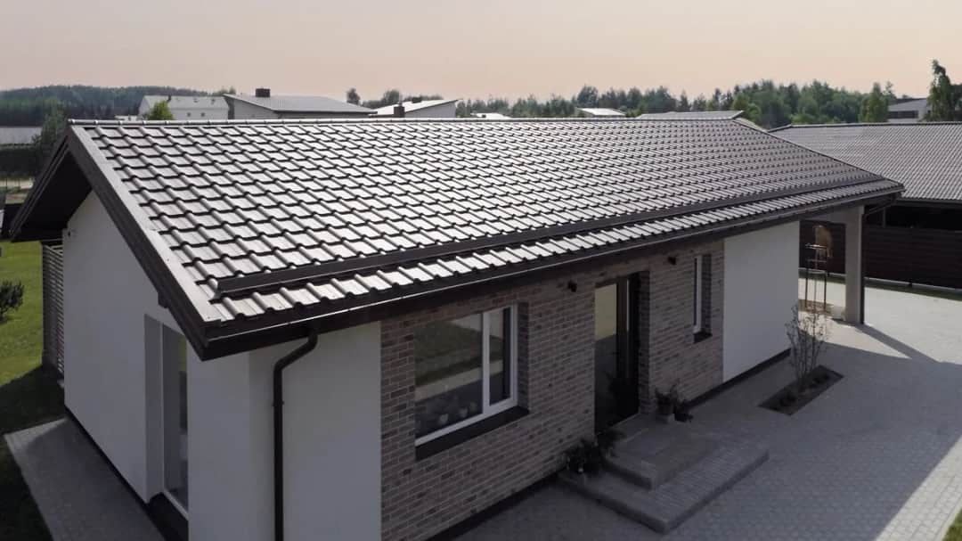 Ile trwa położenie dachówki? Oto co wpływa na czas montażu.