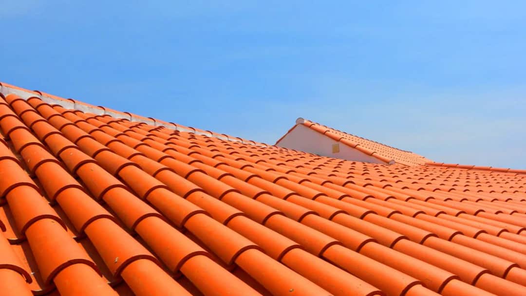 Gdzie kupić dachówkę ceramiczną? Znajdź najlepsze oferty w Polsce