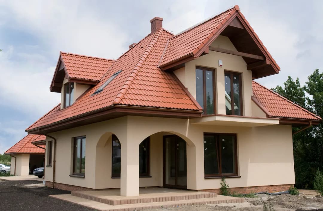Jaki kolor elewacji do czerwonego dachu? Unikaj najgorszych zestawień!
