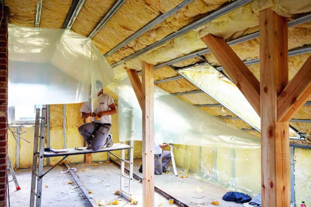 Jaką folię pod wełnę mineralną na strop wybrać, aby uniknąć wilgoci?