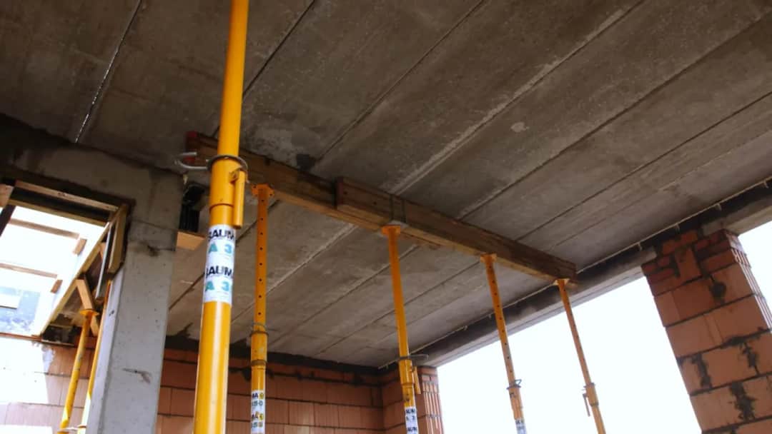 Po jakim czasie rozszalować strop? Kluczowe czynniki i terminy budowlane