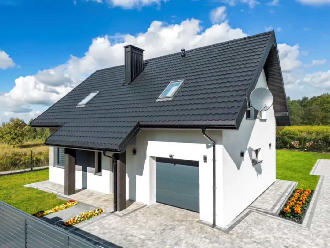 Jaki kolor komina do czarnej dachówki? Idealne zestawienia i porady