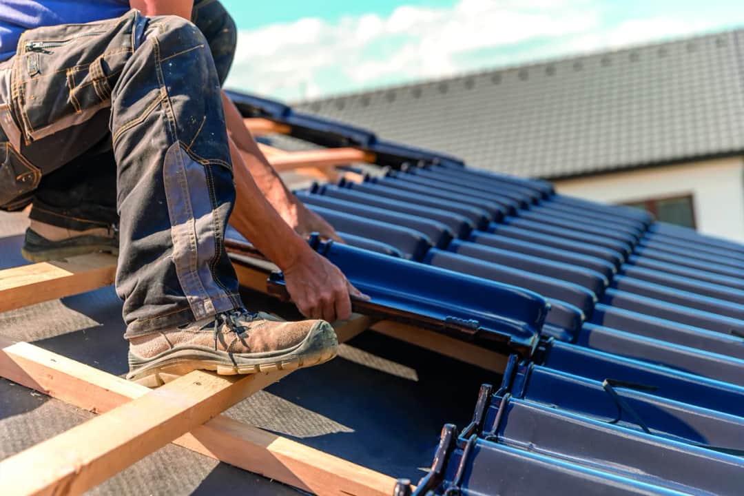 Dlaczego dachówka ceramiczna to wybór, który przetrwa pokolenia