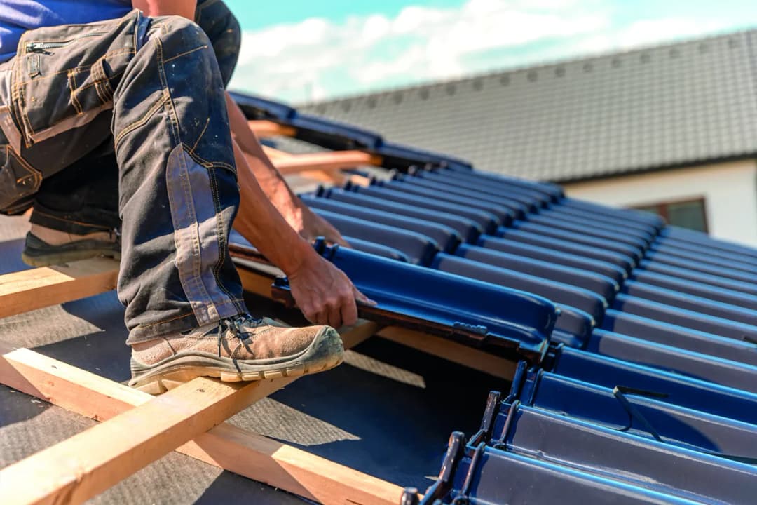 Dlaczego dachówka ceramiczna to wybór, który przetrwa pokolenia