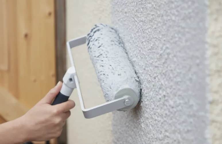 Jaki wałek do malowania elewacji wybrać, by uniknąć błędów malarskich?