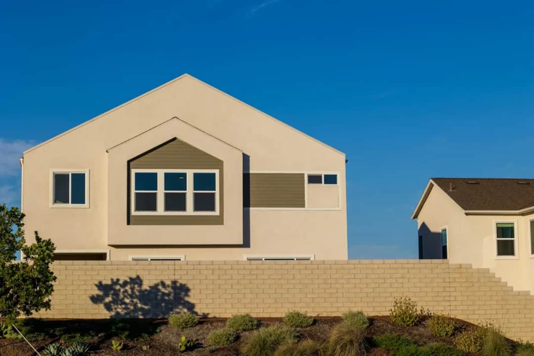 Jak odnowić elewację budynku - kluczowe etapy i najlepsze porady