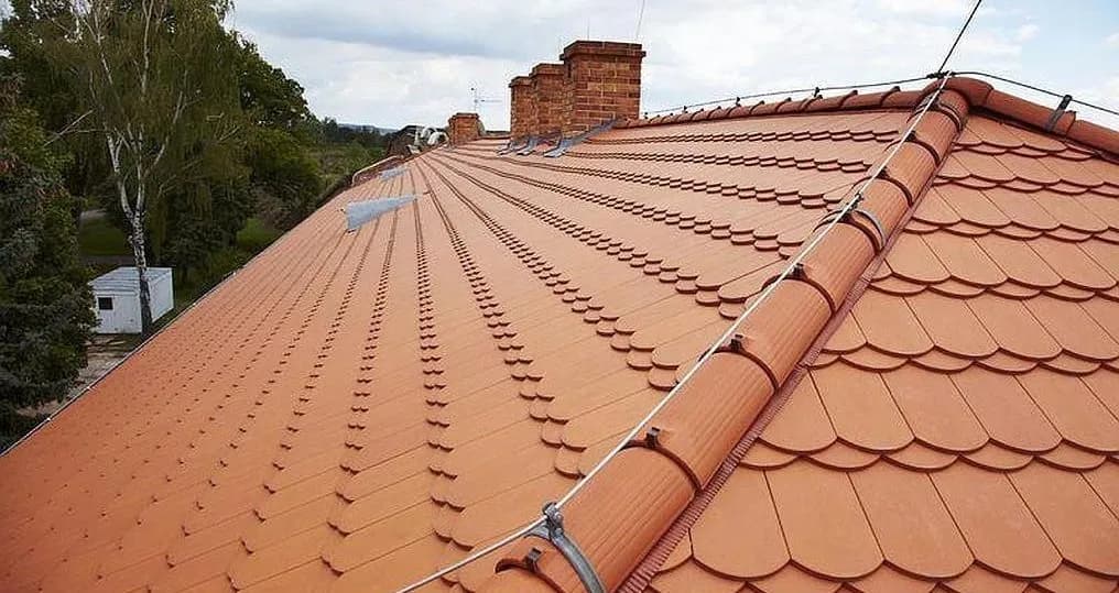 Ile waży jedna dachówka ceramiczna? Kluczowe informacje dla budownictwa.