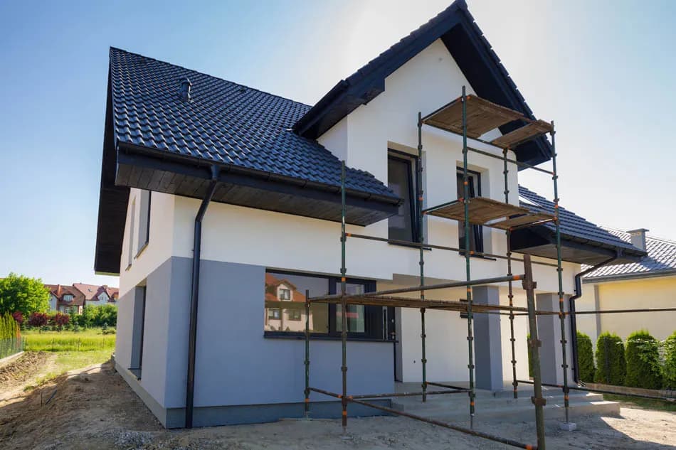 Ile farby na m² elewacji? Obliczenia i praktyczne wskazówki.