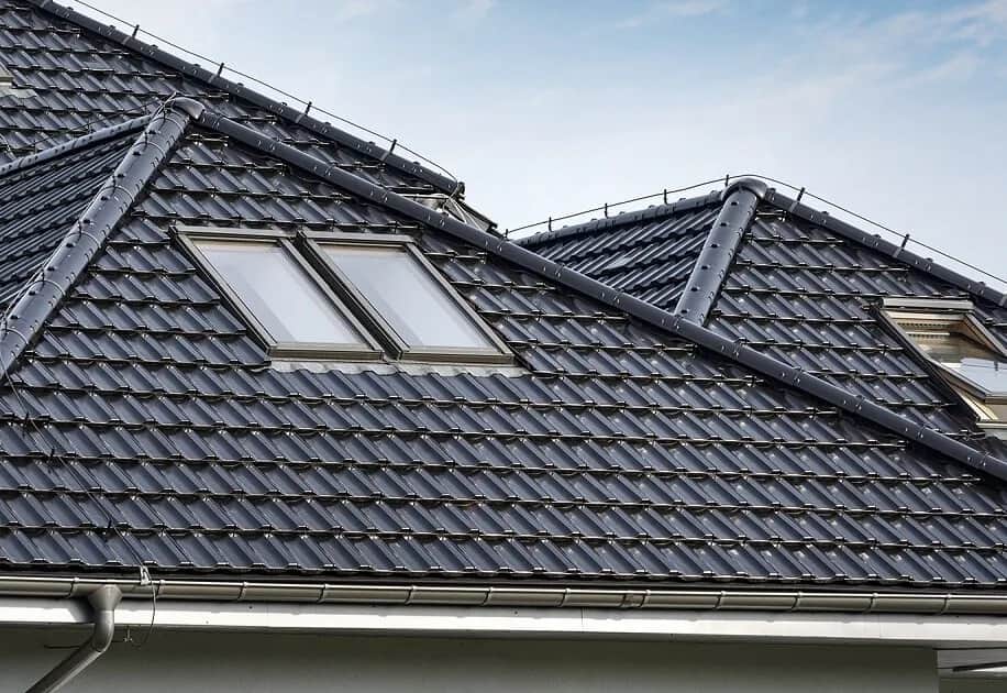 Dachówka ceramiczna czy betonowa? Wybierz najlepsze pokrycie dla domu