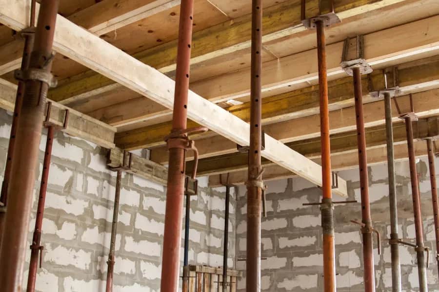 Po jakim czasie można rozszalować strop? Kluczowe czynniki wpływające na czas