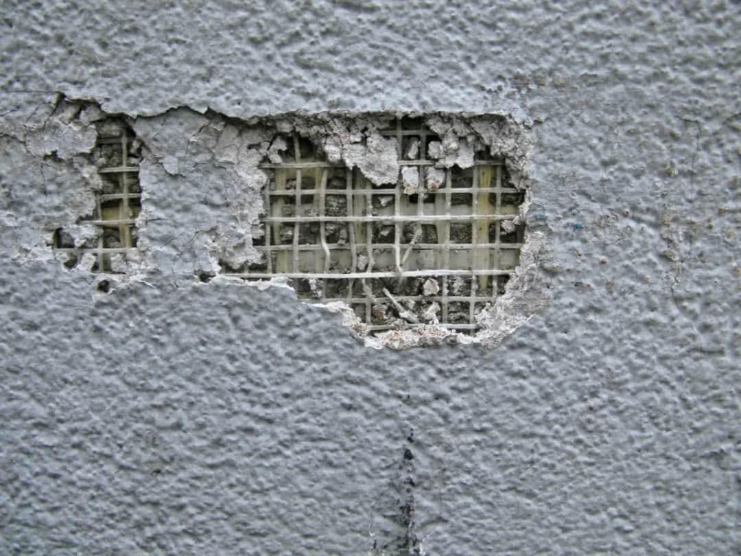 Jak samodzielnie naprawić dziurę w elewacji i uniknąć dalszych uszkodzeń