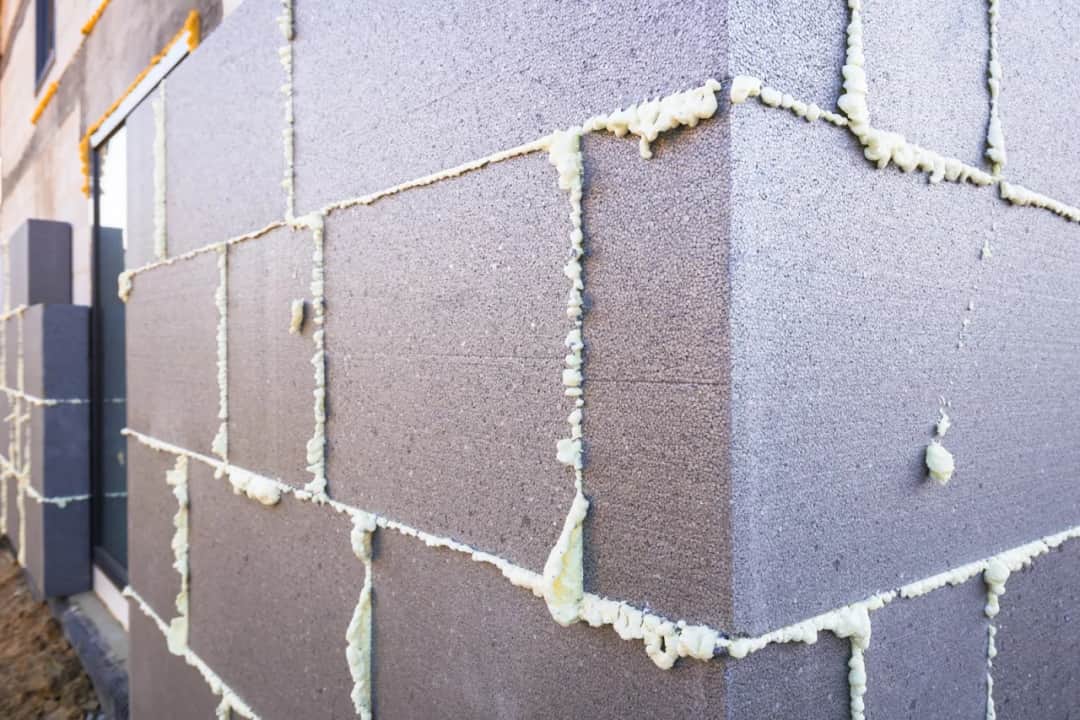 Skuteczne sposoby na zatracie kleju z elewacji - krok po kroku do czystej powierzchni