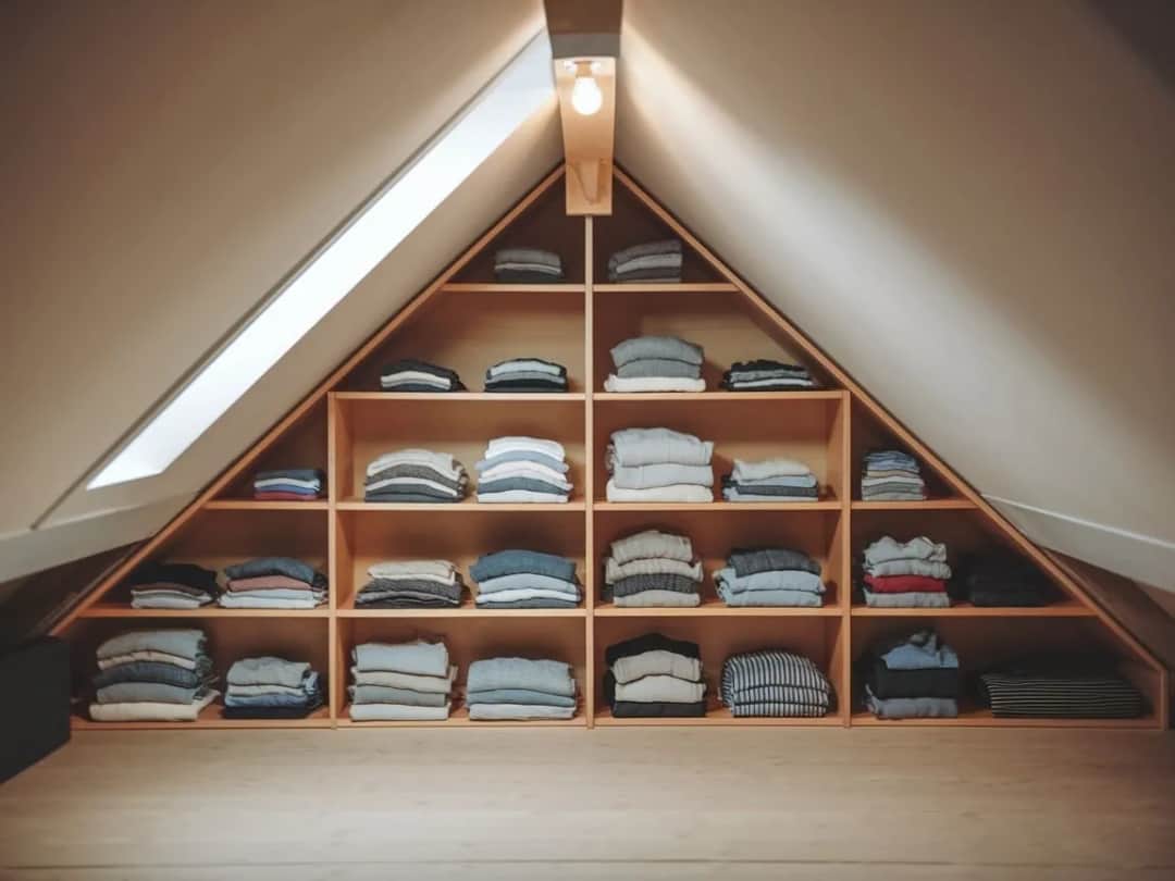 Jak przechowywać ubrania na strychu, aby uniknąć ich zniszczenia
