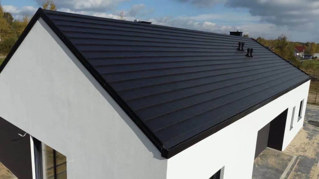 Co lepsze: blachodachówka czy dachówka? Porównanie zalet i wad materiałów