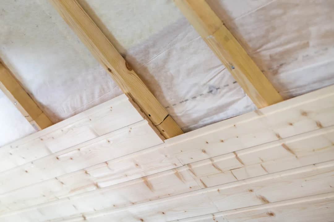 Jak ocieplić strop drewniany i uniknąć wysokich rachunków za ogrzewanie