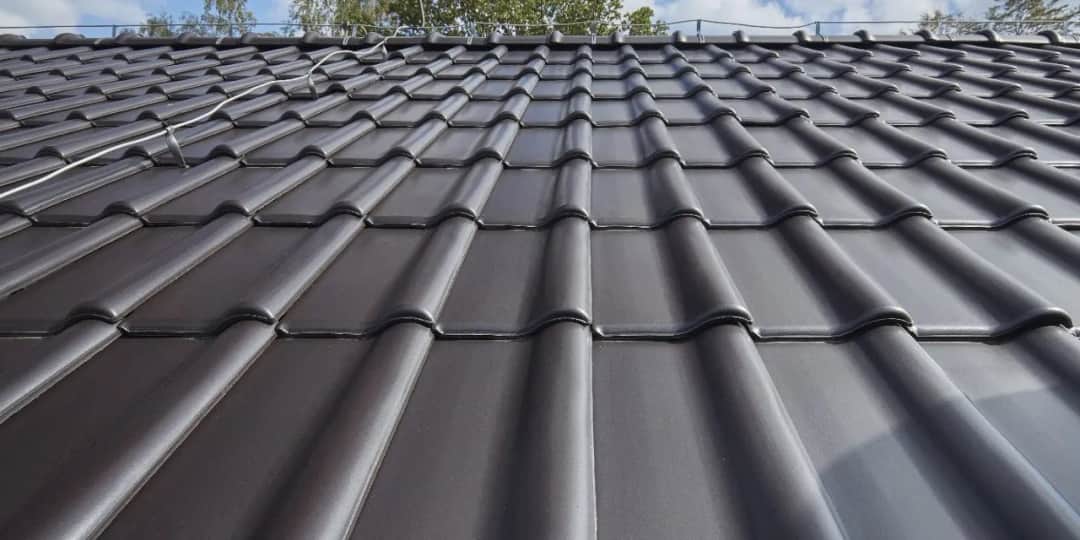 Dachówka Wienerberger czy Roben? Porównanie, które zaskoczy inwestorów.