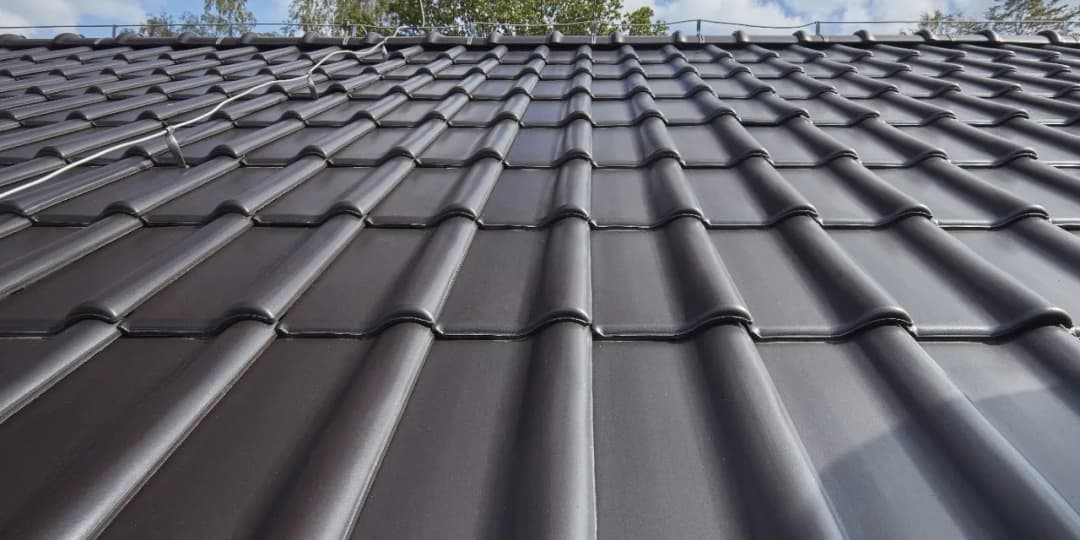 Dachówka Wienerberger czy Roben? Porównanie, które zaskoczy inwestorów.