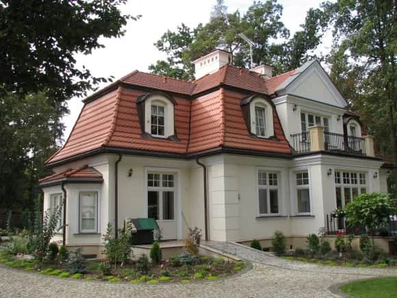 Czerwony dach i białe okna - najlepsze elewacje, które zachwycą