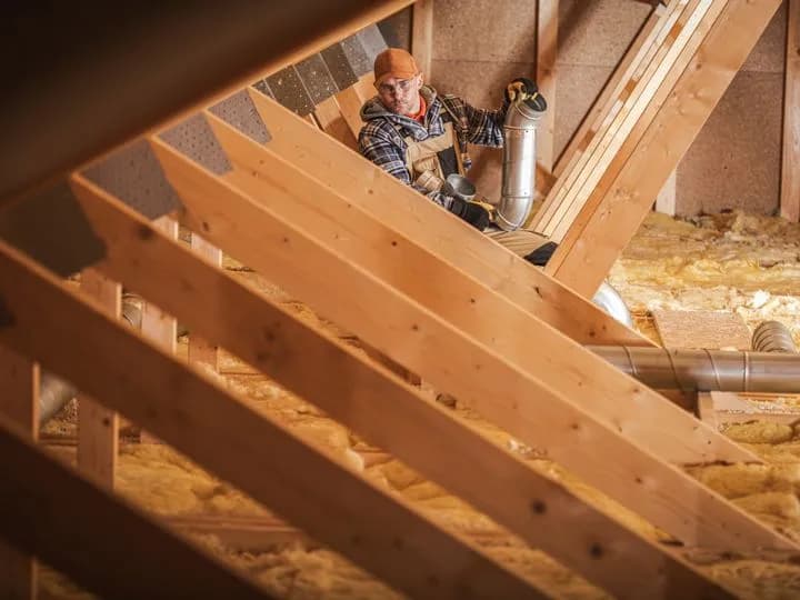 Jak ocieplić właz na strych i obniżyć rachunki za ogrzewanie w prosty sposób
