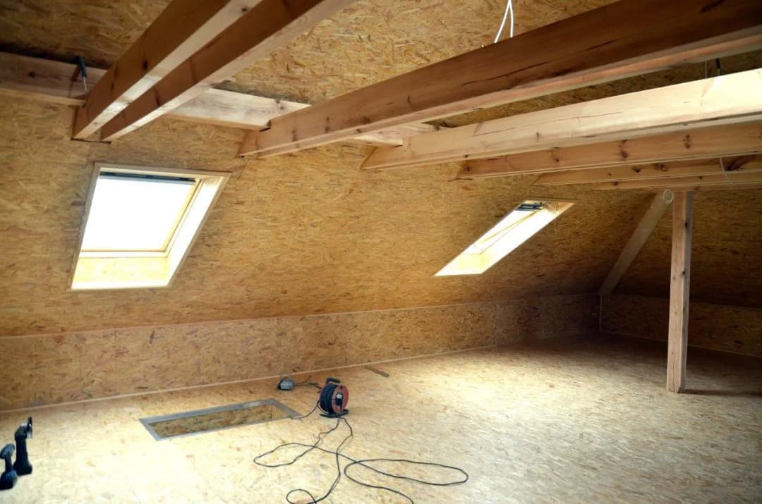 Deski czy OSB na podłogę na strychu - co wybrać, by nie żałować?