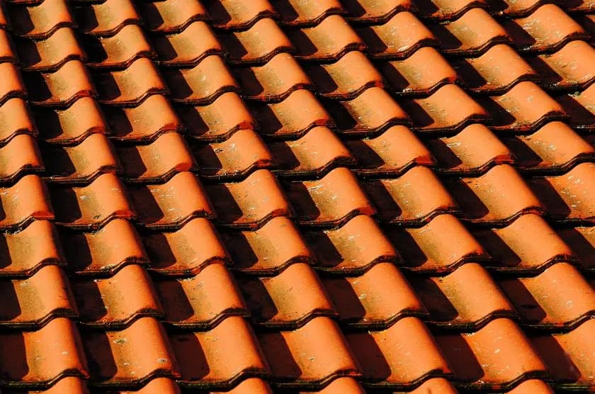 Ile waży dachówka cementowa? Sprawdź, co wpływa na jej ciężar!