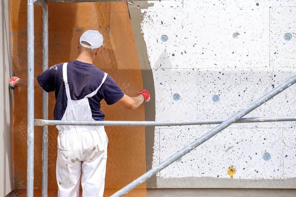 Jak zatopić siatkę na elewacji, by uniknąć kosztownych błędów?