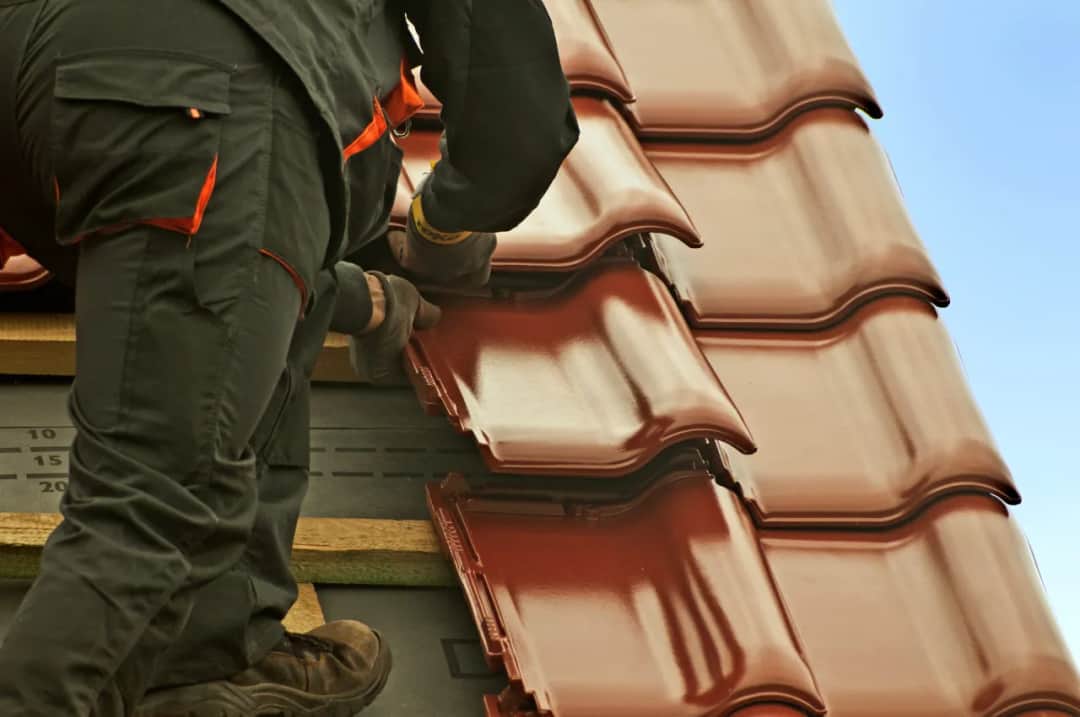 Jak układać dachówkę Roben: krok po kroku do idealnego dachu