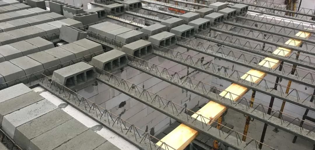 Ile czasu podlewać strop, aby uniknąć pęknięć i osłabienia betonu?