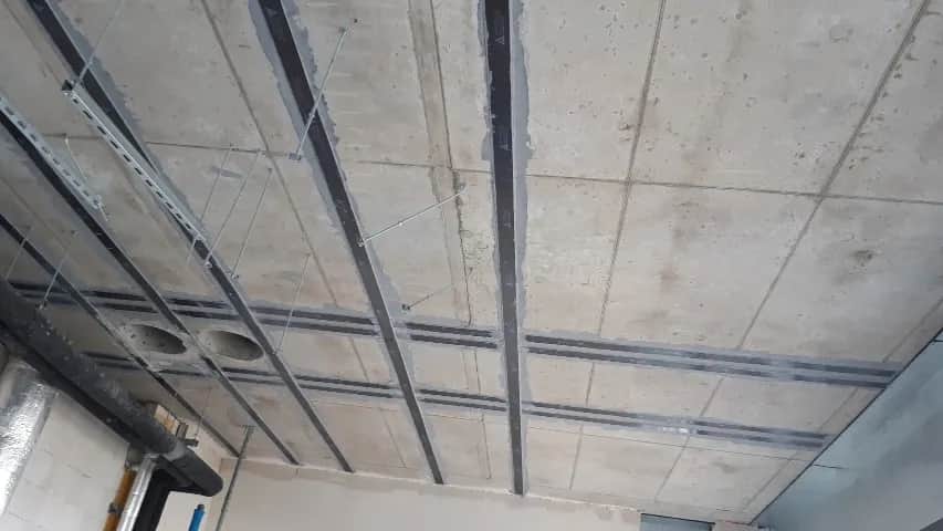 Skuteczne metody wypełniania pęknięć w stropie – wybierz najlepsze materiały