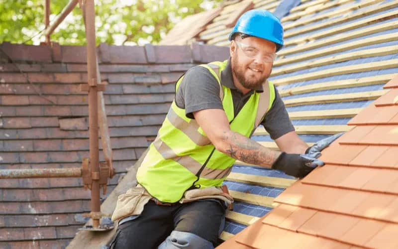 Kto kładzie dachówki? Poznaj zawód dekarza i jego umiejętności